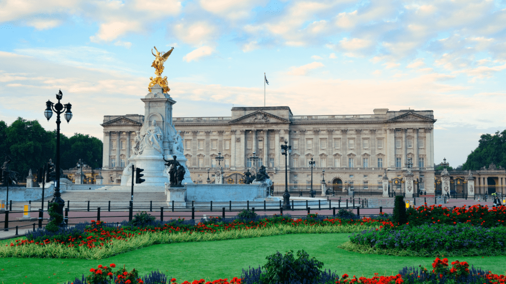 student trip to London Buckingham Palace
